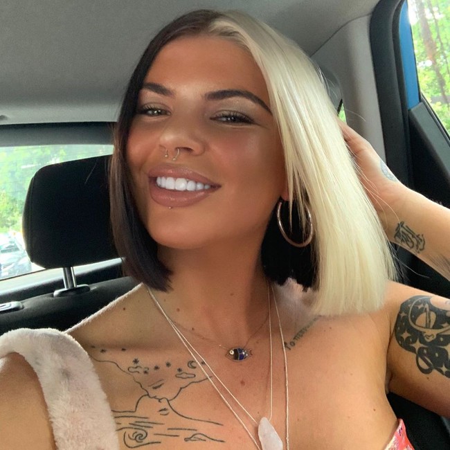 Seorang wanita bernama Beth Spiby beralih dari pekerjaan lamanya menggoreng ayam di gerai KFC. Wanita asal AS tersebut kini memilih untuk menjadi model seksi yang penghasilannya mencapai miliaran rupiah. Foto: Instagram @bethspiby_