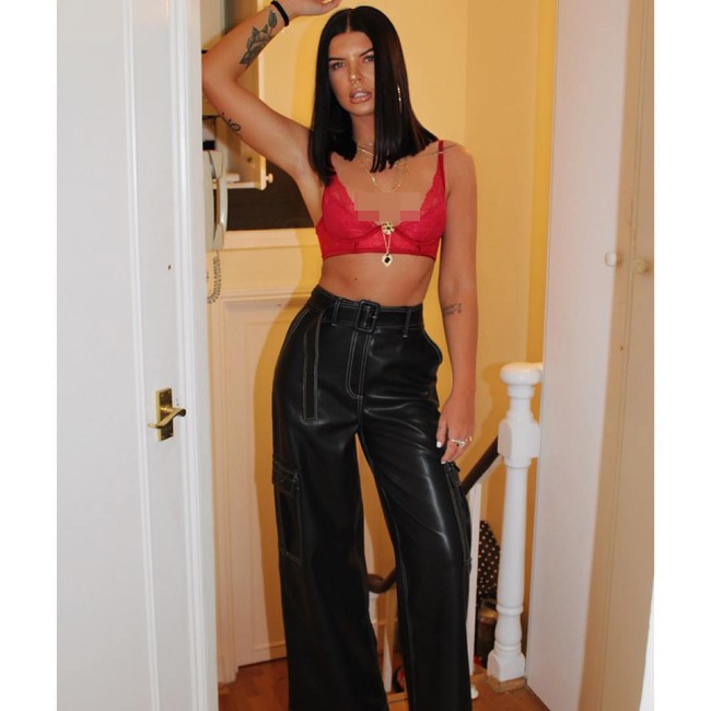 Tak hanya jadi model seksi, Beth Spiby juga punya pekerjaan lain sebagai penulis. Beth mengaku bahwa ambisi utamanya adalah menjadi penulis. Foto: Instagram @bethspiby_