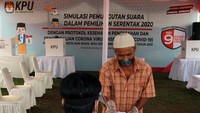  Seorang pemilih yang hendak menyalurkan suara atau hak pilihnya wajib datang dengan menerapkan protokol kesehatan, seperti memakai masker dan menjaga jarak saat memilih. ANTARA FOTO/Muhammad Iqbal