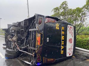 Kronologi Kecelakaan Beruntun Libatkan Bus Kemenhan di GT Cililitan