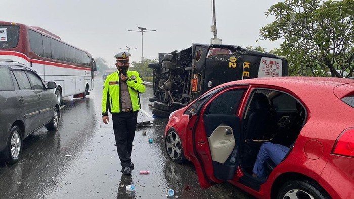 Bus Kemenhan kecelakaan di Tol Jagorawi (Dok Istimewa)