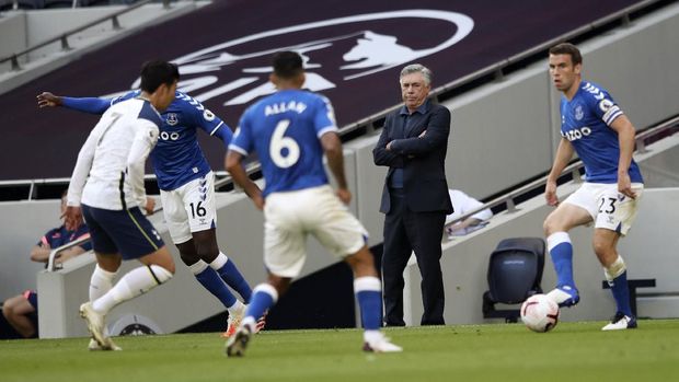 carlo ancelotti everton tottenham hotspur vs everton liga inggris premier league Everton's manager Carlo Ancelotti, second right, looks out during the English Premier League soccer match between Tottenham Hotspur and Everton at the Tottenham Hotspur Stadium in London, Sunday, Sept. 13, 2020. (Alex Pantling/Pool via AP)