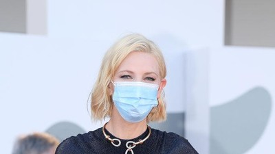 7 Momen Stylish Cate Blanchett Pakai Masker di Venice Film Festival 2020