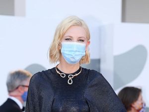 7 Momen Stylish Cate Blanchett Pakai Masker di Venice Film Festival 2020