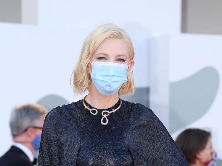 7 Momen Stylish Cate Blanchett Pakai Masker di Venice Film Festival 2020