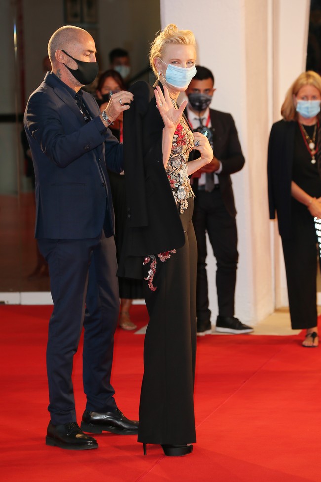 Meski datang dalam balutan busana glamor, Cate yang ditunjuk sebagai juri ajang film internasional tersebut tetap mematuhi protokol kesehatan dengan menggunakan masker. (Foto: Getty Images)