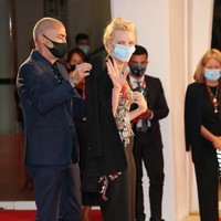 Meski datang dalam balutan busana glamor, Cate yang ditunjuk sebagai juri ajang film internasional tersebut tetap mematuhi protokol kesehatan dengan menggunakan masker. (Foto: Getty Images)