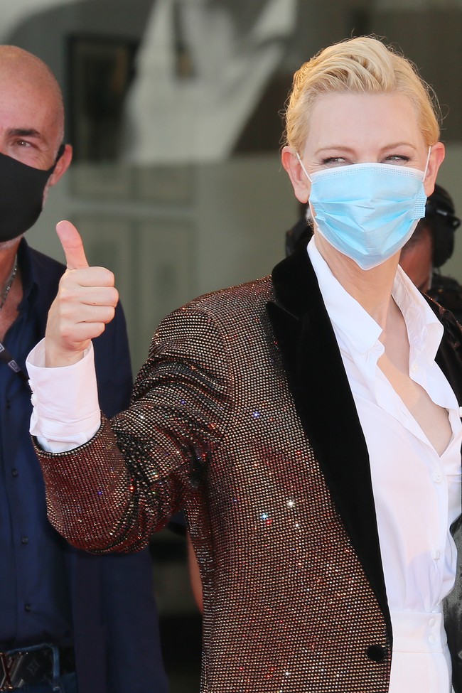 Masker medis setia menemani penampilan aktris pemenang Oscar tersebut di karpet merah. (Foto: Getty Images)