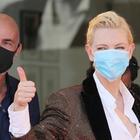 Masker medis setia menemani penampilan aktris pemenang Oscar tersebut di karpet merah. (Foto: Getty Images)