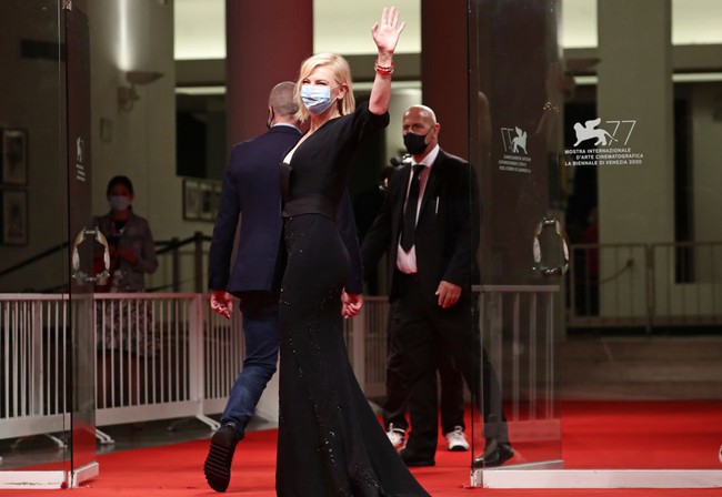 Hingga hari terakhir pun, Cate tetap mengenakan masker sebagai aksesori wajib untuk memaksimalkan gayanya. (Foto: Getty Images)