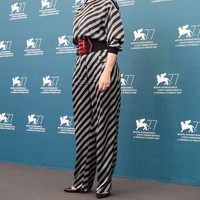 Tak cuma di karpet merah, perempuan berdarah Australia ini selalu menggunakan masker untuk kegiatan lainnya yang digelar dalam rangkaian festival tersebut. (Foto: Getty Images)