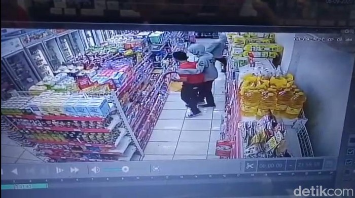 CCTV perampok bercelurit satroni minimarket di Bekasi (Tangkapan layar)