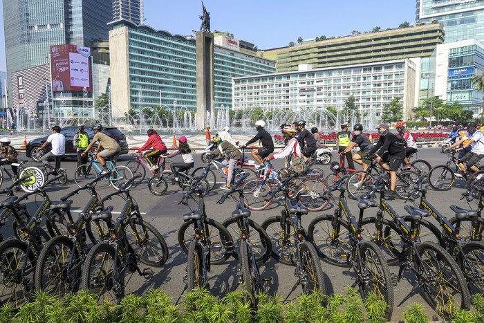 Warga bersepeda melintasi kawasan Bundaran Hotel Indonesia, Jakarta, Minggu (30/8/2020). Warga tetap berolah raga meski Car Free Day (CFD) ditiadakan di kawasan jalan Jenderal Sudirman-MH Thamrin karena adanya perpanjangan masa Pembatasan Sosial Berskala Besar (PSBB) transisi fase I di ibu kota hingga 10 September mendatang untuk mencegah penyebaran COVID-19.  ANTARA FOTO/M Risyal Hidayat/foc.