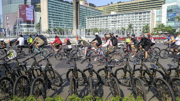 Warga bersepeda melintasi kawasan Bundaran Hotel Indonesia, Jakarta, Minggu (30/8/2020). Warga tetap berolah raga meski Car Free Day (CFD) ditiadakan di kawasan jalan Jenderal Sudirman-MH Thamrin karena adanya perpanjangan masa Pembatasan Sosial Berskala Besar (PSBB) transisi fase I di ibu kota hingga 10 September mendatang untuk mencegah penyebaran COVID-19.  ANTARA FOTO/M Risyal Hidayat/foc.