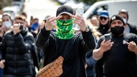Para demonstran dilaporkan bertindak agresif terhadap polisi dalam unjuk rasa ini.