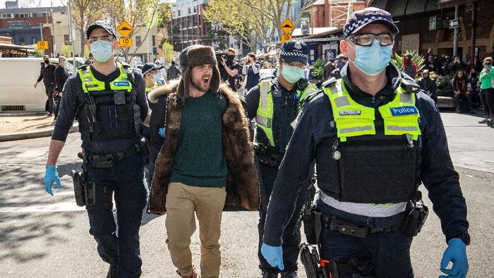 Sedikitnya 74 orang ditangkap dalam unjuk rasa anti-lockdown virus Corona (COVID-19) yang digelar di Melbourne, Australia.
