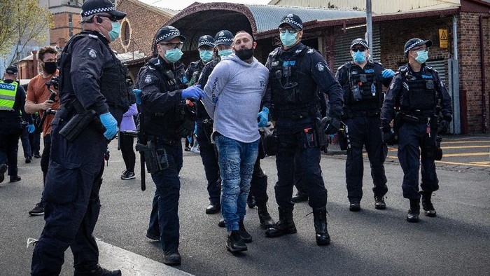Sedikitnya 74 orang ditangkap dalam unjuk rasa anti-lockdown virus Corona (COVID-19) yang digelar di Melbourne, Australia.