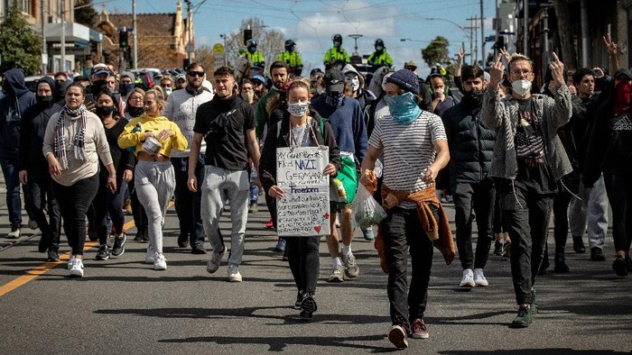 Sedikitnya 74 orang ditangkap dalam unjuk rasa anti-lockdown virus Corona (COVID-19) yang digelar di Melbourne, Australia.
