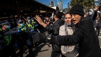 Seperti dilansir CNN, Senin (14/9/2020), unjuk rasa memprotes lockdown Corona itu berlangsung sejak Sabtu (12/9) waktu setempat hingga Minggu (13/9) waktu setempat.