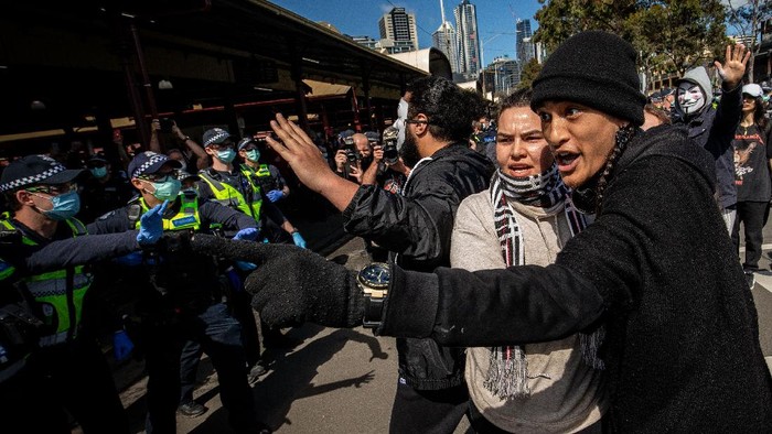 Demo Anti-lockdown di Melbourne Petugas Amankan 74 Orang Sedikitnya 74 orang ditangkap dalam unjuk rasa anti-lockdown virus Corona (COVID-19) yang digelar di Melbourne, Australia.