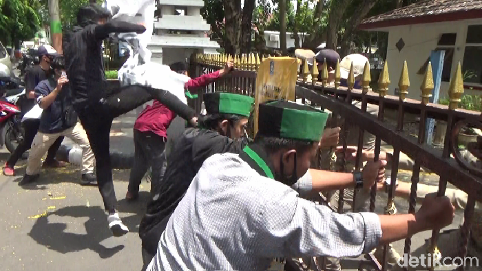 Demo puluhan mahasiswa dan pemuda di depan Kantor Bupati Lumajang berlangsung ricuh. Mereka yang tergabung dalam Aliansi Pemuda Lumajang (APL) saling dorong dengan petugas kepolisian.