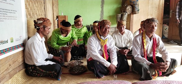Setelah itu wisatawan diajak masuk ke dalam rumah adat untuk mendengarkan sambutan tetua adat. (Bonauli/detikcom) Setelah itu wisatawan diajak masuk ke dalam rumah adat untuk mendengarkan sambutan tetua adat. (Bonauli/detikcom)