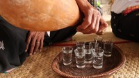 Setelah diterima, wisatawan akan diberi tuak atau sopi sebagai tanda persahabatan. (Bonauli/detikcom)