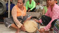 Uniknya semua pemain musik harus perempuan. Karena musik memiliki simbol kelembutan dan wanita adalah sosoknya. (Bonauli/detikcom)