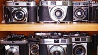 Beragam koleksi milik Jim itu antara lain kamera stereo tiga dimensi dan kamera yang diproduksi negara-negara Eropa Timur. Di salah satu sisi lemari penyimpanan terlihat kamera jenis Kodak Retina dan Retinette tersimpan di sana. Istimewa/Dave Smith via BBC Indonesia.