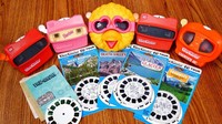 Tak hanya kamera, Jim juga mengoleksi sejumlah film yang digunakan untuk kamera vieMaster stereoscopic. Istimewa/Dave Smith via BBC Indonesia.