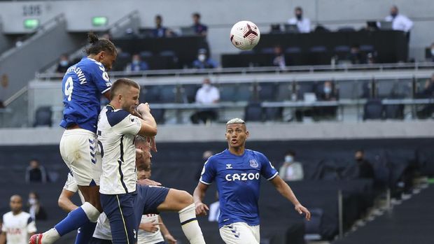 dominic calvert-lewin everton tottenham hotspur vs everton liga inggris premier league Everton's Dominic Calvert-Lewin, top, scores his side's opening goal during the English Premier League soccer match between Tottenham Hotspur and Everton at the Tottenham Hotspur Stadium in London, Sunday, Sept. 13, 2020. (Alex Pantling/Pool via AP)