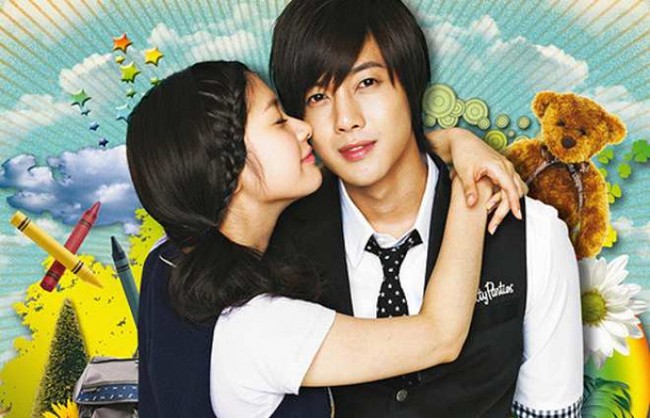 Aktor dan aktris berikutnya di urutan ketiga survei Pasangan Drama Korea Paling Favorit 2020 adalah Kim Hyun Joong dan Jung Somin. Keduanya dipilih lebih dari 700 ribu responden. Kim Hyun Joon dan Jung Somin bermain sebagai pasangan kekasih di drama Korea Playful Kiss. Foto: Dok. Instagram