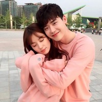 Pada urutan kedua daftar Pasangan Drama Korea Paling Favorit 2020 ada pasangan dari drama Korea, W-Two Worlds yaitu Lee Jong Suk dan Han Hyo Joo. Serial drama Korea yang dibintangi keduanya sebenarnya tayang pada 2016. Namun hingga kini akting Lee Jong Suk dan Han Hyo Joo tetap mampu membuat penonton baper sepanjang masa. Foto: Dok. Instagram