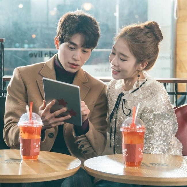 Dan yang berada di urutan ke-10 Pasangan Drama Korea Terfavorit 2020 adalah pasangan yang membuat penonton drama Korea Goblin gemas yaitu Lee Dong Wook dan Yoo In Na. Dalam serial Guardian: The Lonely and Great God (Goblin), Lee Dong Wook bermain sebagai malaikat maut yang jatuh cinta dengan seorang wanita cantik pemilik restoran ayam Yoo In Na. Foto: Instagram
