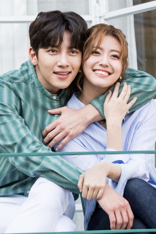 Aktor tampan Ji Chang Wook dan lawan mainnya dalam drama Korea Suspicious Partner, Nam Ji Hyun, masuk top 10 pasangan drama Korea terfavorit 2020. Berada di urutan keenam, Ji Chang Wook dan Nam Ji Hyun dipilih oleh lebih dari 500 ribu responden survei situs King Choice yang berakhir pada 31 Agustus 2020 itu.Foto: Suspicious Partner