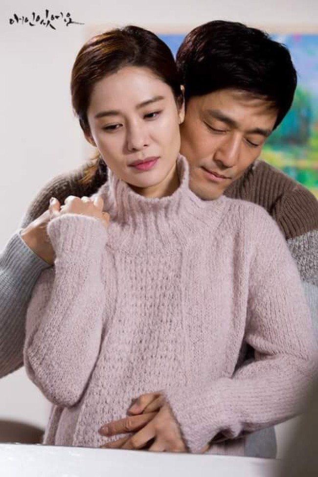 Dan di urutan kelima daftar Pasangan Drama Korea Paling Favorit 2020 ada pasangan dalam drakor I Have A Lover, Kim Hyun Joo dan Ji Jin Hee. Kim Hyun Joo berperan sebagai Do Hae-gang, seorang pengacara sukses yang menjalani pernikahan dengan Choi Jin-eon (diperankan Ji Jin Hee). Sayangnya pernikahannya tidak sesukses kariernya. Suaminya berselingkuh dengan wanita lebih muda, Seol-ri (pemain Park Han-byul). Foto: Dok. Instagram