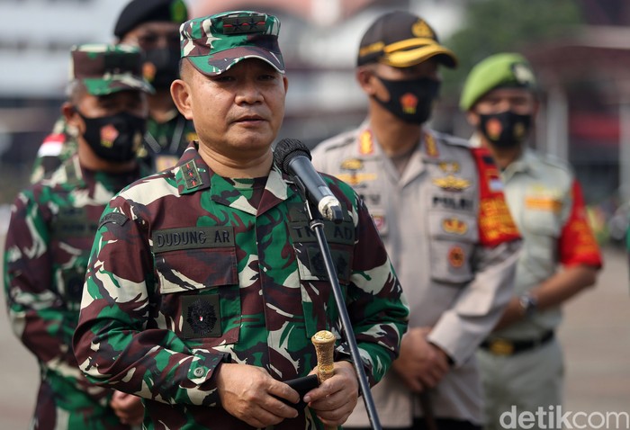 Panglima Kodam Jaya Mayjen TNI Dudung Abdurachman saat memimpin apal pencegahan penyebaran COVID-19 di JIExpo Kemayoran, Jakarta, Senin (14/9/2020). Agung Pambudhy