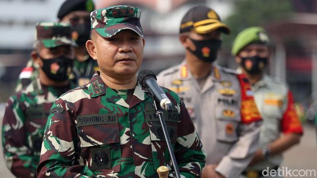 Panglima Kodam Jaya Mayjen TNI Dudung Abdurachman saat memimpin apal pencegahan penyebaran COVID-19 di JIExpo Kemayoran, Jakarta, Senin (14/9/2020). Agung Pambudhy