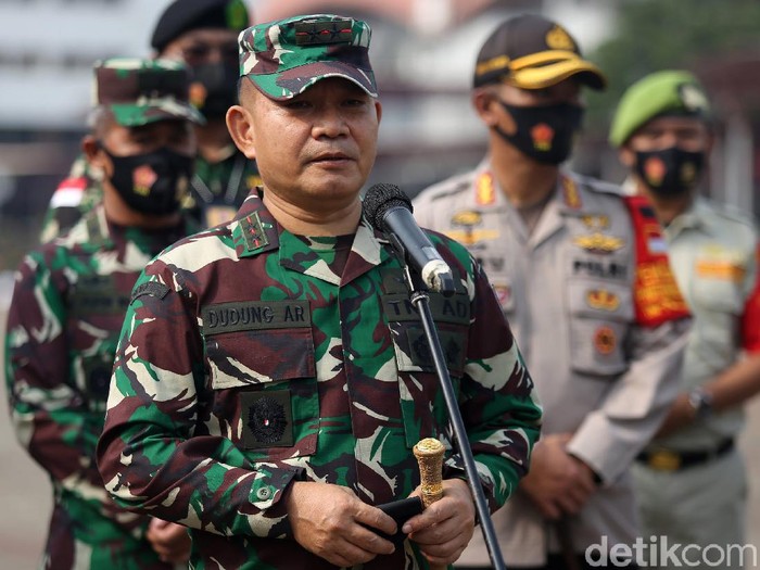 Panglima Kodam Jaya Mayjen TNI Dudung Abdurachman saat memimpin apal pencegahan penyebaran COVID-19 di JIExpo Kemayoran, Jakarta, Senin (14/9/2020). Agung Pambudhy