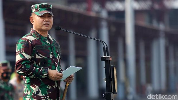 Panglima Kodam Jaya Mayjen TNI Dudung Abdurachman saat memimpin apal pencegahan penyebaran COVID-19 di JIExpo Kemayoran, Jakarta, Senin (14/9/2020). Agung Pambudhy