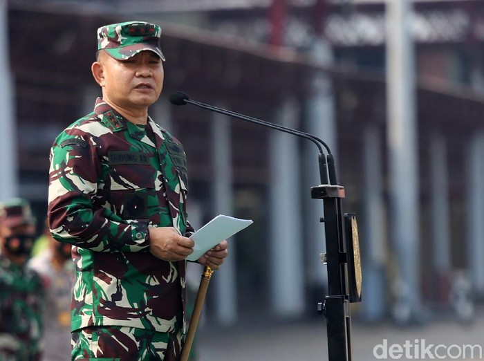 Panglima Kodam Jaya Mayjen TNI Dudung Abdurachman saat memimpin apal pencegahan penyebaran COVID-19 di JIExpo Kemayoran, Jakarta, Senin (14/9/2020). Agung Pambudhy