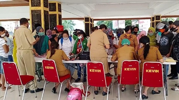 Dukcapil Ambon pindah lokasi pengurusan e-KTP lantaran 15 pegawainya positif COVID-19 (Foto: Muslimin Abbas/detikcom)