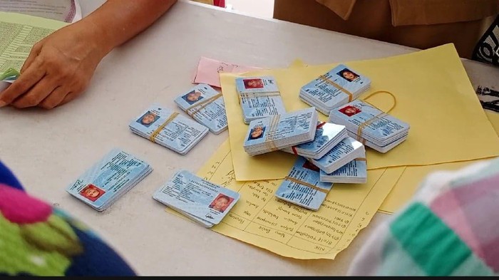 Dukcapil Ambon pindah lokasi pengurusan e-KTP lantaran 15 pegawainya positif COVID-19 (Foto: Muslimin Abbas/detikcom)