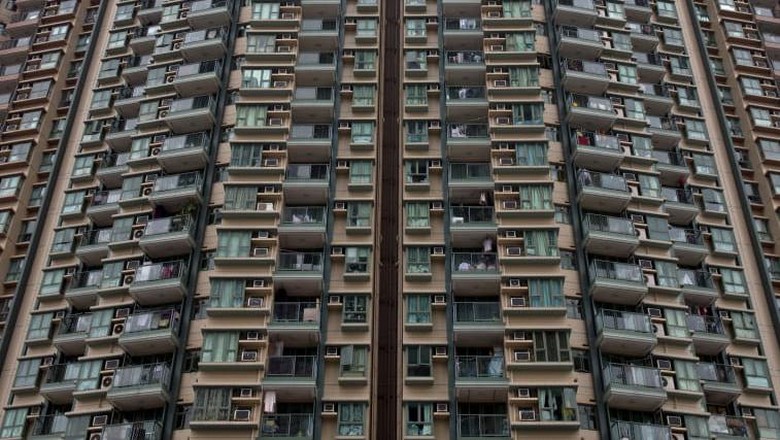 Gedung pencakar langit, pohon, dan deret kursi gedung pencakar langit, pohon, dan deret kursi