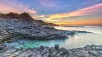 Namanya berasal dari cerita rakyat setempat, dan konon merupakan hasil karya para raksasa, terutama cerita Finn MacCumhaill (MacCool), yang membangunnya sebagai bagian dari jalan lintas menuju pulau Staffa di Skotlandia, temapt musuhnya yang bernama Benandonner.
