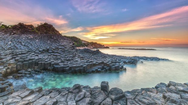 Sun setting over the famous Giants Causeway, Northern Ireland.