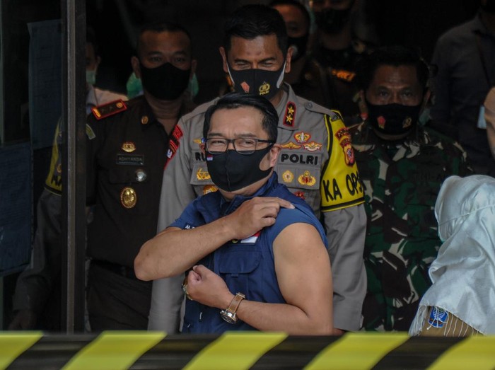 Gubernur Jawa Barat Ridwan Kamil menunjukan lengannya yang telah di suntikan vaksin, di Puskesmas Garuda, Bandung, Jawa Barat, Senin (14/9/2020). Gubernur Jabar Ridwan Kamil, bersama Kapolda Jabar Irjen Pol Rudy Sufahriadi, Pandam III Siliwangi Mayjen TNI Nugroho Budi Wiryanto dan Kepala Kejati Jabar Ade Eddy Adhyaksa menjalani uji klinis tahap tiga berupa penyuntikan vaksin COVID-19. ANTARA FOTO/Raisan Al Farisi/hp.