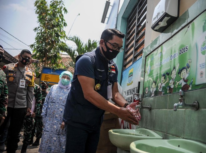 Gubernur Jawa Barat Ridwan Kamil menunjukan lengannya yang telah di suntikan vaksin, di Puskesmas Garuda, Bandung, Jawa Barat, Senin (14/9/2020). Gubernur Jabar Ridwan Kamil, bersama Kapolda Jabar Irjen Pol Rudy Sufahriadi, Pandam III Siliwangi Mayjen TNI Nugroho Budi Wiryanto dan Kepala Kejati Jabar Ade Eddy Adhyaksa menjalani uji klinis tahap tiga berupa penyuntikan vaksin COVID-19. ANTARA FOTO/Raisan Al Farisi/hp.