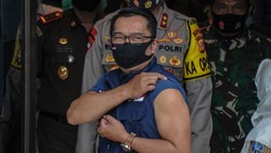 Gaya Ridwan Kamil Usai Suntik Vaksin COVID-19