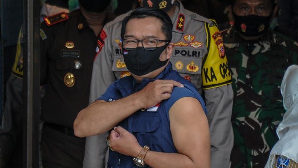 Gaya Ridwan Kamil Usai Suntik Vaksin COVID-19